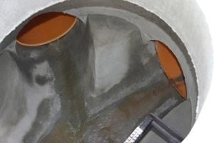 Moderne Mülldeponie: Blick in einen Sickerwasserschacht