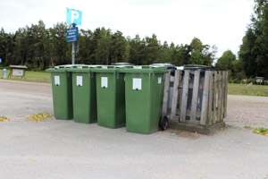 Grüne Restabfalltonnen, Parkplatz, Müllsammelstation, Müllsammelplatz, Naturreservat Stendörren, Nyköping, Schweden, Sverige