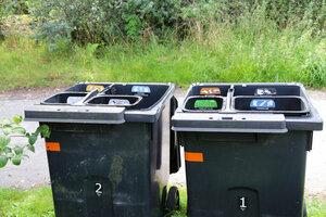 Mehrkammer-Mülltonnen, Kammern für verschiedene Abfälle, Wertstoffe, Schweden, Bräkne-Hoby, Sverige