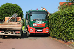 Müllfahrzeug, Müllauto, Mülllaster, Hecklader, Engstelle, Verkehrsbehinderung