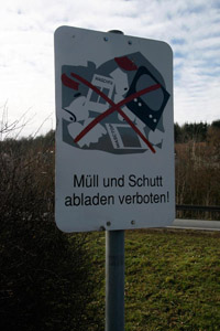Schild "Müll und Schutt abladen verboten"