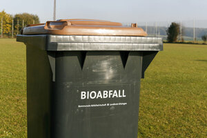 Biotonne MGB 120-Liter, brauner Deckel, grauer Rumpf, grauer Korpus, Sportplatz