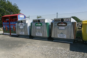 Öffentlicher Containerstandort, Grünglascontainer, Weißglascontainer, Braunglascontainer, Altkleidercontainer, Dosencontainer