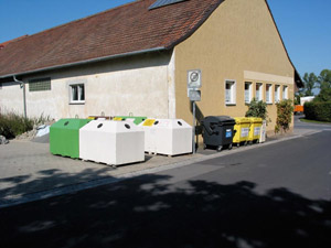 Containerstandort mit Glascontainern für Weißglas, Grünglas, Braunglas sowie Dosencontainer für Weißblech und Aluminium