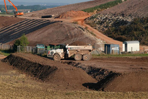 Bauschuttdeponie: Erweiterung, Rekultivierung, Folien, Bagger, LKW, Erdwall, Erdwälle