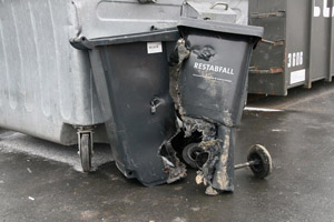 Verbrannte Restabfallbehälter: Brand, Feuer, beschädigt, Achse, Räder