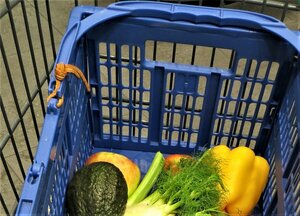 Abfallvermeidung beim Einkaufen – Positivbeispiel: Unverpacktes Gemüse, unverpacktes Obst, Einkaufskorb, Vermeidung von Verpackungsmüll, Supermarkt