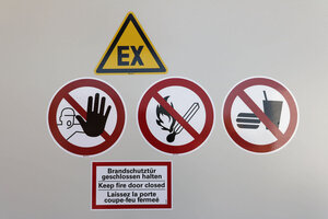 Verbotsschilder, Warnschilder, Betreten für Unbefugte verboten, Feuer, offenes Licht, Rauchen, explosionsfähige Atmosphäre, Verzehr, Essen