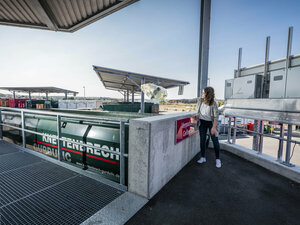 Wertstoffhof, Wertstoffcontainer, Gelber Sack, Einwurf, Einwerfen, Frau, Containerbucht, Laufsteg