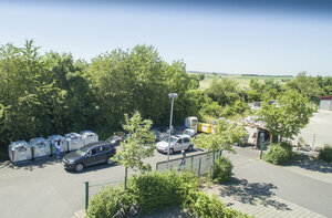 Wertstoffsammelstelle, Anlieferung, Anlieferer, Anliefernde, PKWs, Umzäunung, Zaun, Tor, Altkleidercontainer