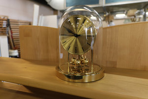 Uhr, Gebrauchtwarenkaufhaus, Gebrauchtwarenladen, Gebrauchtwarenmarkt, Gebrauchtmöbelmarkt, Secondhand-Kaufhaus, Se­cond­hand-Laden