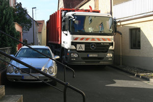 Hecklader-Müllfahrzeug, parkendes Auto, PKW, Engstelle, Verkehrsbehinderung, schmale Gasse, Parkverbot, Müllauto, Mülllaster