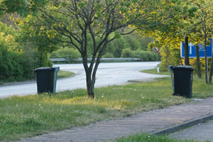 240-Liter-Restabfalltonnen an einem Parkplatz: MGB 240 Liter, Autobahn, Parkplatz, Reiseabfälle, Reiseabfall