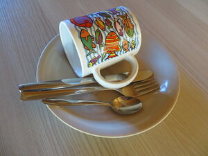 Feier – Positivbeispiel: Eigenes Geschirr und Besteck mitbringen, Tasse, Teller, Gabel, Messer, Löffel, Fest, Party