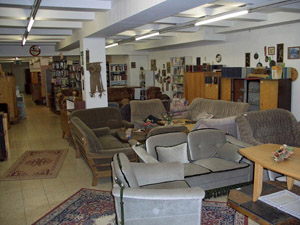 Couchgarnituren, Sessel, Schränke: Im Gebrauchtmöbelmarkt ist fast alles zu finden