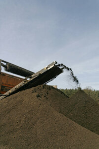 Absieben von Kompost, Förderband, Siebmaschine, Siebanlage