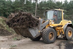Umsetzen von Kompostmieten: Radlader, Schaufel, Rottematerial