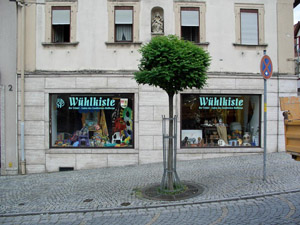 Abfallvermeidung in der Praxis: Gebrauchtwarenladen bietet Secondhand-Waren an