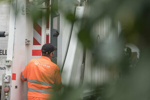 Müllfahrzeug, Hecklader, Mülllaster, Müllauto, Müllwerker, orange Arbeitsschutzkleidung, Sicherheitskleidung