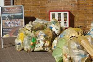 Gelbe Säcke stehen zur Abholung bereit: Gehsteig, Fußgängerweg, Kaugummiautomat, Werbeplakat