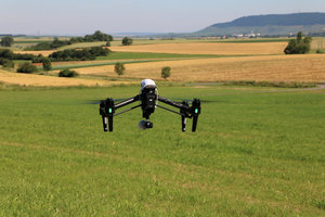 Drohne, Flug, Fotodrohne, Fotoaufnahmen, Fotoshooting, Videoaufnahmen, Landschaft, Wiese, Acker, Äcker