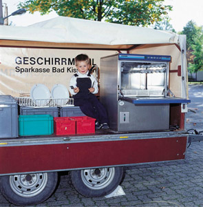 Ein aktiver Beitrag zur Müllvermeidung: Dank Geschirrmobil kann bei Festen auf Plastikteller und Plastikbesteck verzichtet werden