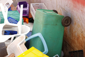 Sammlung von Hartplastik, Mülltonne, Gartenstuhl, Gartenstühle, Plastikboxen, Plastikkorb, Plastikkörbe, Transportboxen, Tiertransportbox