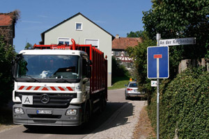 Hecklader-Müllfahrzeug, Sackgasse, Verkehrsschild, Verkehrszeichen, Straße, Wohngebiet, Hindernis für die Müllabfuhr