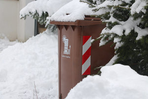 Eingeschneite Biotonne, Bioenergietonne, 240 Liter, MGB, Schnee, Schneehaube, Winter, Stellplatz