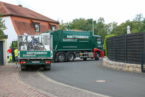 Mobile Sperrabfallabfuhr, Sperrabfallsammlung, Hecklader-Müllfahrzeug, Sammelfahrzeug für E-Geräte (E-Schrott) und Metallschrott