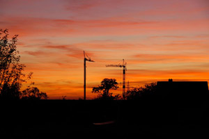 Baukräne in der Abenddämmerung