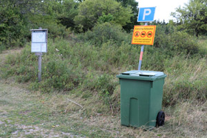 Grüne Restabfalltonne, Parkplatz, Naturreservat Segersgärde, Schweden, Sverige
