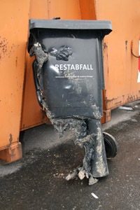 «Keine heiße Asche einfüllen» missverstanden: Teilweise verbrannte Restabfalltonne