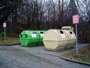 Wertstoffinsel: Sammelcontainer für Glas, Altkleider und Leichtverpackungen (Weißblech, Aluminium, Kunststoff, Tetra Pak)