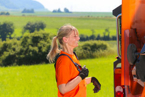 Müllwerkerin, orange Arbeitskleidung, Sicherheitskleidung, Leerung Mülltonne