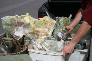 Anlieferung am Wertstoffhof: Boxen, Sammeleimer, Plastiksäcke, Glas, Flaschen, Plastikabfälle, Problemmüll, Gelbe Säcke