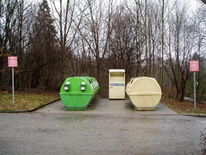 Wertstoffinsel: Sammelcontainer für Glas, Altkleider und Leichtverpackungen (Weißblech, Aluminium, Kunststoff, Tetra Pak)