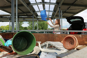 Hartkunststoffsammlung, Plastiksammlung, Wäschekorb, Gartenliege, Gartenmöbel, Blumentopf, Blumentöpfe, Regentonne, Plastikblumenkasten, junge Frau