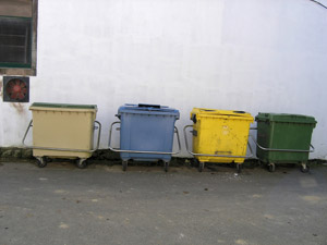 Getrenntsammlung von Restmüll, Biomüll, Papierabfällen und Kunststoffverpackungen im Bringsystem in Ponta Delgado, Azoren, Portugal